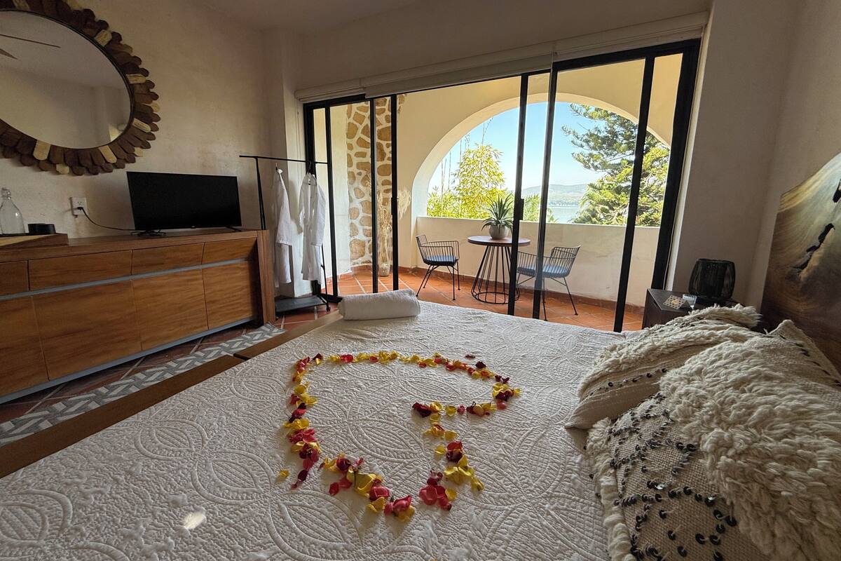 Luxury Double Room, Lake View | Bed sheets