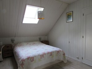 2 bedrooms, desk, iron/ironing board, WiFi