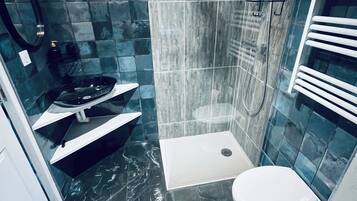 Regadera, secadora de cabello, toallas, jabón