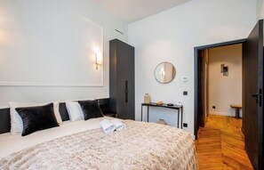 4 slaapkamers, een bureau, een strijkplank/strijkijzer, gratis wifi