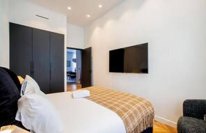 4 bedrooms, desk, iron/ironing board, free WiFi