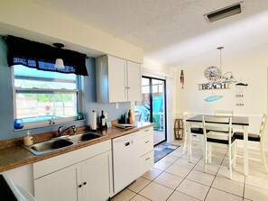 冷蔵庫、電子レンジ、オーブン、コンロ