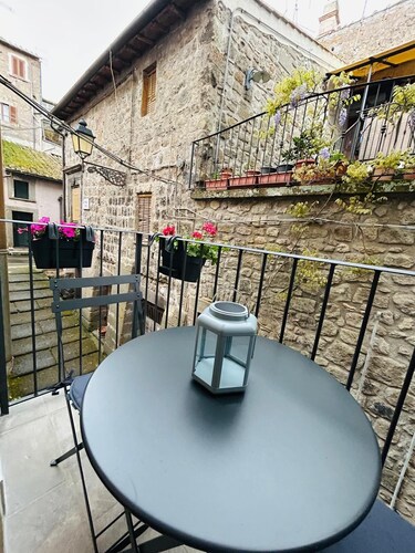 Charming 3-bedroom bed & breakfast with AC, WiFi in quaint Vitorchiano