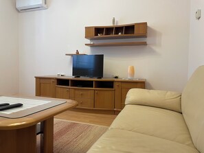 Apartment, 1 Bedroom, Accessible, Smoking | Living room