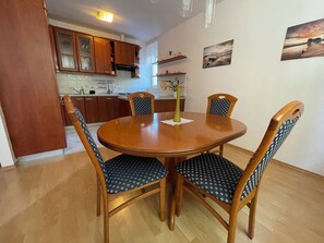 Apartment, 1 Schlafzimmer, barrierefrei, Raucher | Esszimmer