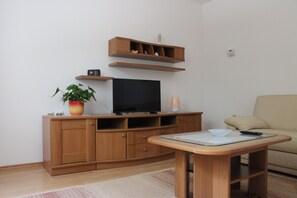 Apartment, 1 Bedroom, Accessible, Smoking | Living room