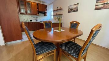 Apartment, 1 Bedroom, Accessible, Smoking | Dining room
