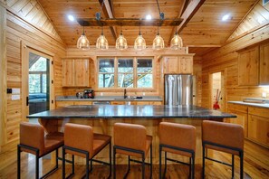 Kylskåp, mikrovågsugn, ugn och spishäll