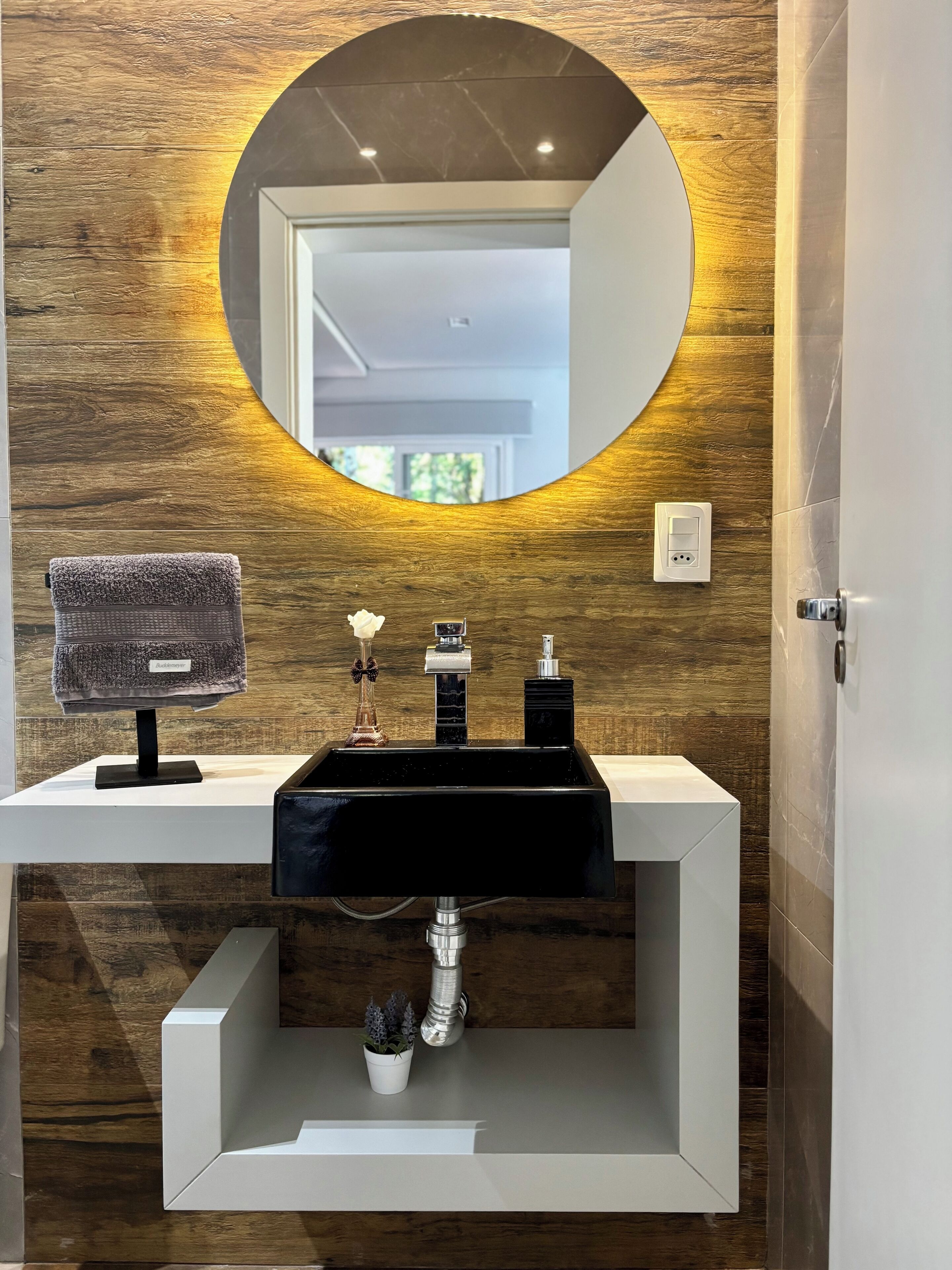 Douche, sèche-cheveux, serviettes fournies, papier toilette