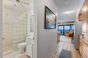 Appartement, 1 slaapkamer | Badkamer | Handdoeken, shampoo