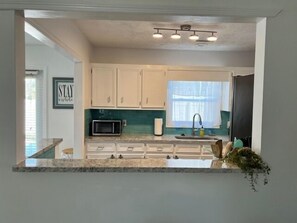 House, 3 Bedrooms | Private kitchen | Fridge, oven, coffee/tea maker, toaster - 604 Wedgewood 3 Bedroom Home (North Myrtle Beach)