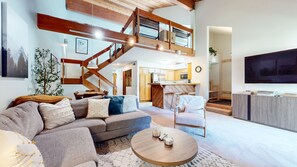 Condo, 3 chambres | Aire de séjour | Téléviseur connecté