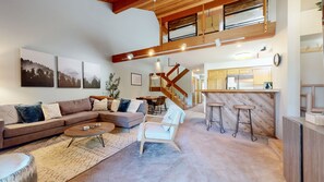 Condo, 3 habitaciones | Área de sala de estar | Smart TV 