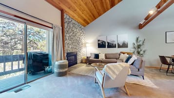 Apartamento, 3 habitaciones | Zona de estar | Una Smart TV