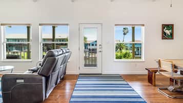 House, 4 Bedrooms | Living area | Smart TV