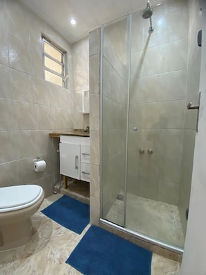 Serviettes fournies, papier toilette