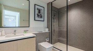 Eenvoudig appartement, uitzicht op stad | Badkamer | Een aparte badkuip en douche, gratis toiletartikelen, een haardroger