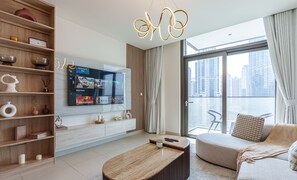 Basic-Apartment, Stadtblick | Wohnbereich | Smart-TV