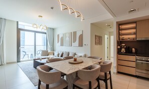 Basic Apartment, City View | Dapur peribadi | Peti sejuk/penyejuk beku saiz penuh, ketuhar gelombang mikro, ketuhar 