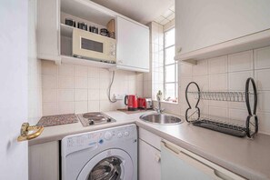 Fridge, cookware/dishes/utensils