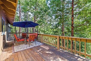Outdoor dining - Fisherman’s Retreat – Family Cabin Rental in Mi-Wuk Near Pinecrest Lake (Cold Springs)