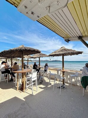 Outdoor dining - CASA BLUE on a pretty square by La Conciergerie 13 (La Ciotat)