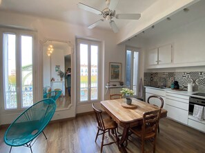 Dining - CASA BLUE on a pretty square by La Conciergerie 13 (La Ciotat)