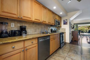 Refrigerador, microondas, cafetera y tetera y tostadora 