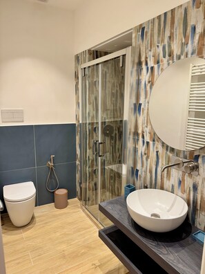 Douche, baignoire Ă jets, sĂšche-cheveux, bidet