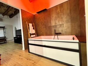 Dusche, Whirlpool, Haartrockner, Bidet