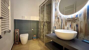 Regadera, tina de hidromasaje, secadora de cabello, bidet