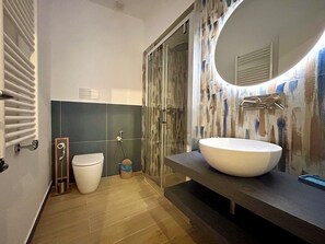 Dusche, Whirlpool, Haartrockner, Bidet