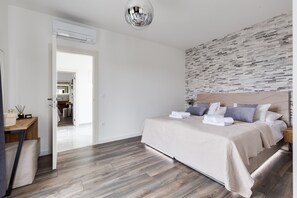 3 chambres, lits bébé (gratuits), draps fournis