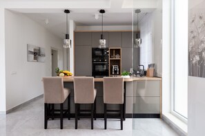 Microwave, mesin pencuci piring, dan mesin pembuat kopi/teh