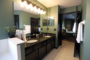 6 habitaciones, escritorio y tabla de planchar con plancha 