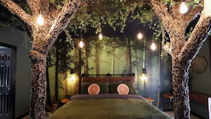 Ein Schlafzimmer mit einem Bett, einem Nachttisch und einem Wandregal.