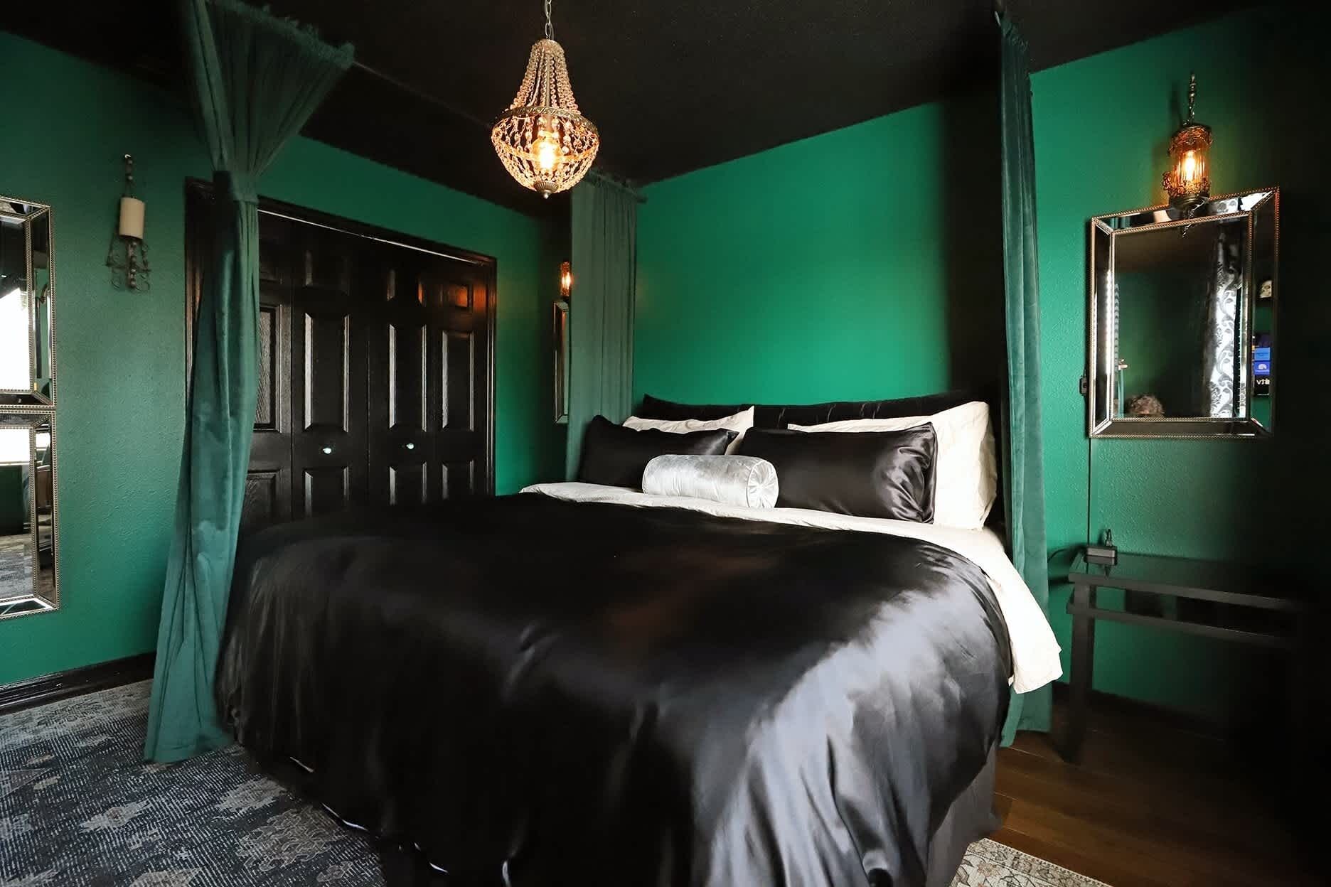 6 quartos, escrivaninha, ferros/tábuas de passar roupa, berço de viagem