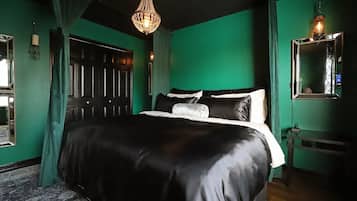 6 quartos, escrivaninha, ferros/tábuas de passar roupa, berço de viagem