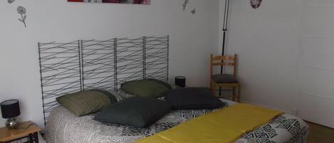 2 soverom, skrivebord, strykejern/-brett og sengetøy