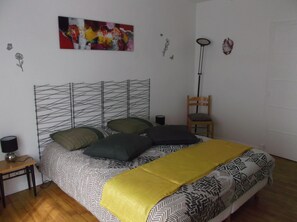 2 bedrooms, desk, iron/ironing board, bed sheets - 2 guest rooms in the heart of the village (Lédergues)