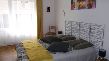 2 slaapkamers, een bureau, een strijkplank/strijkijzer, beddengoed