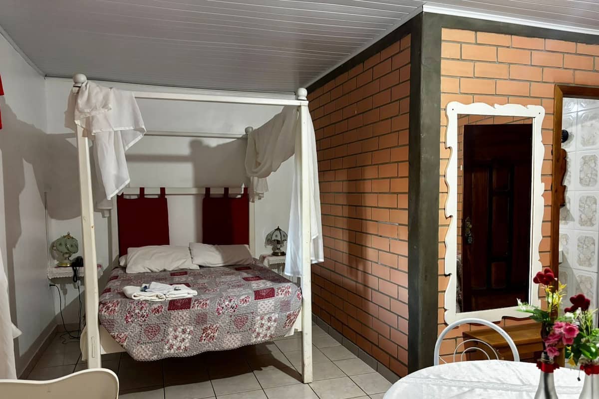 Suíte superluxo, banheiro privativo, vista para o lago | 1 quarto, berços grátis, Wi-Fi de cortesia, roupa de cama