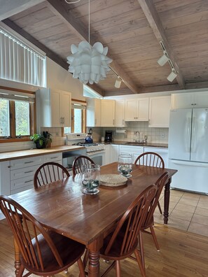 Private kitchen - 4 Bedroom house in Ditch Plains, Montauk.  A two block walk to the beach. (Montauk)