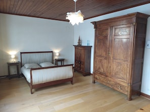 5 bedrooms, iron/ironing board, WiFi, bed sheets
