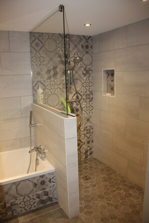 Secadora de cabello, toallas, jabón, papel de baño 