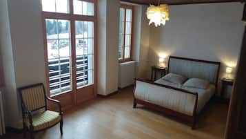 5 bedrooms, iron/ironing board, WiFi, bed sheets