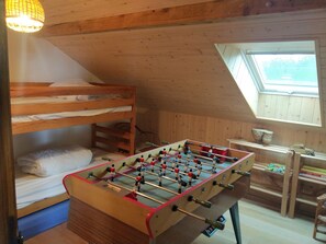 5 bedrooms, iron/ironing board, WiFi, bed sheets