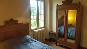 5 habitaciones, tabla de planchar con plancha, wifi y ropa de cama