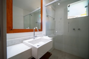 Deluxe House, 4 Bedrooms, Air conditioning | Bathroom | Shower, hair dryer, towels, toilet paper