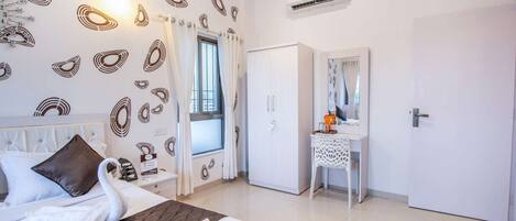 4 bedrooms, desk, iron/ironing board, WiFi
